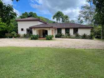 Bright living dining with vaulted ceiling, large windows, open concept design in Penonomé house