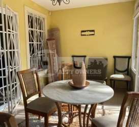 Traditional kitchen with gas stove, wooden cabinets and tile backsplash in Villas del Golf Chitré Panama