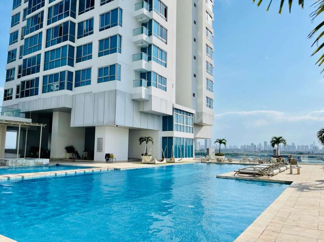 Dining space with panoramic skyline view PH Top Tower Costa del Este