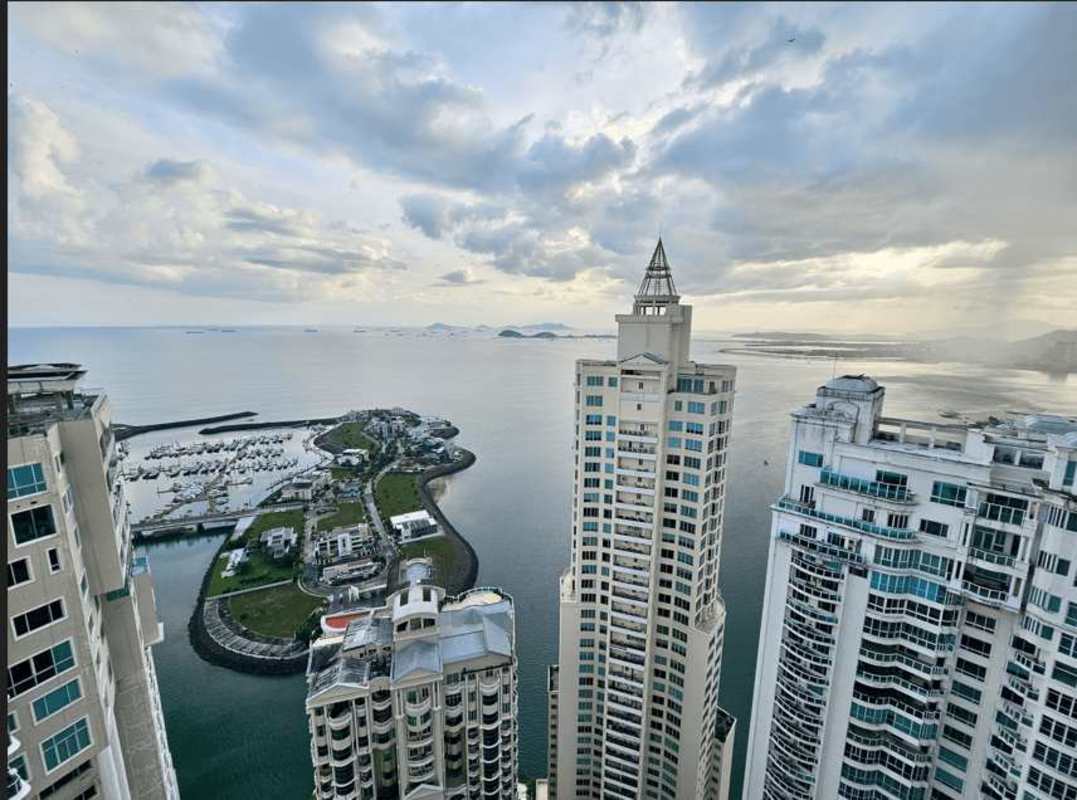 Second bedroom with built-in closet window city views rent Oasis on the Bay