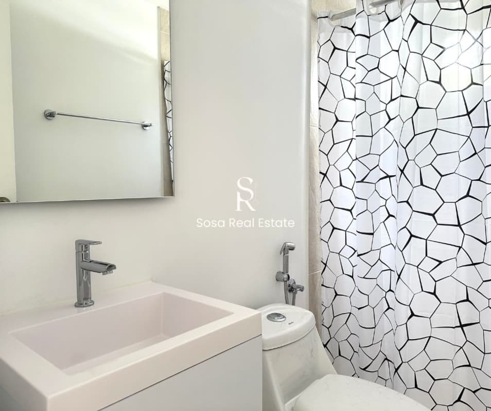 Updated bathroom with shower and white finishes in Parque Lefevre apartment