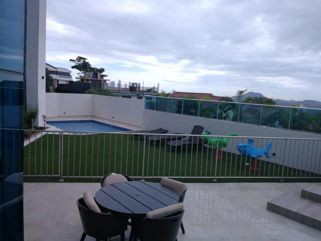 Swimming pool area with sun loungers and jacuzzi PH Elite 500 Pacific Hills Dos Mares Panama City