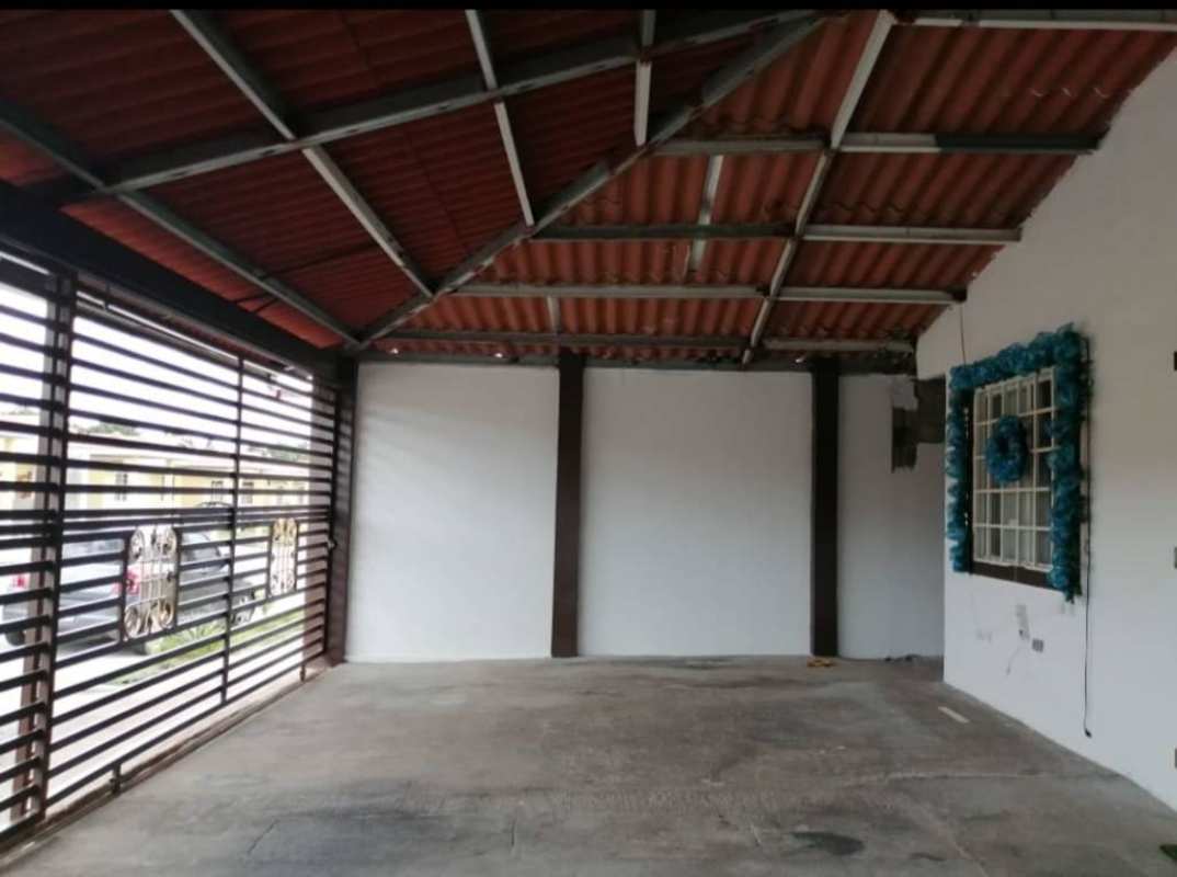 Covered open-sided carport with roof tiles Villa Verona 24 de Diciembre Panama City