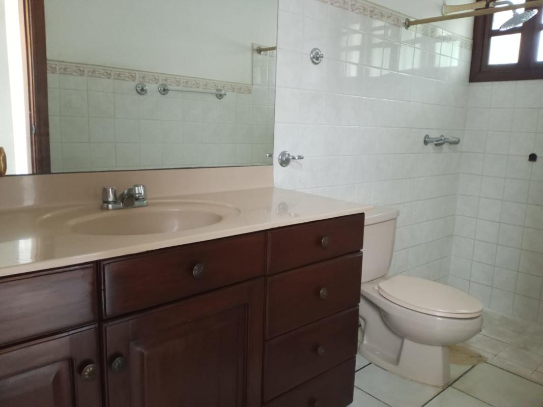 Electric gate entrance with driveway and garage for 4 cars Santa Anita Managua