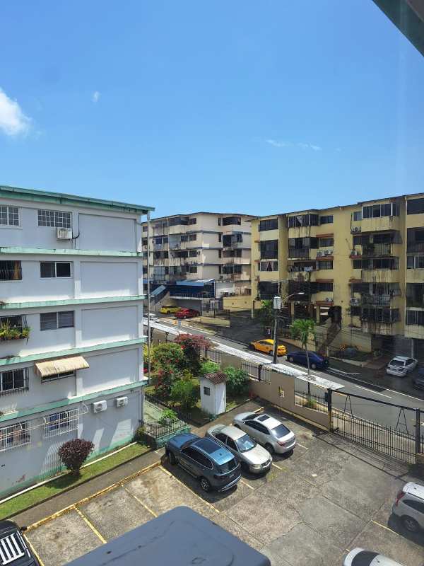 Well-lit bedroom with closet ceiling fan split AC ceramic tiled floor PH Concordia La Loceria Panama