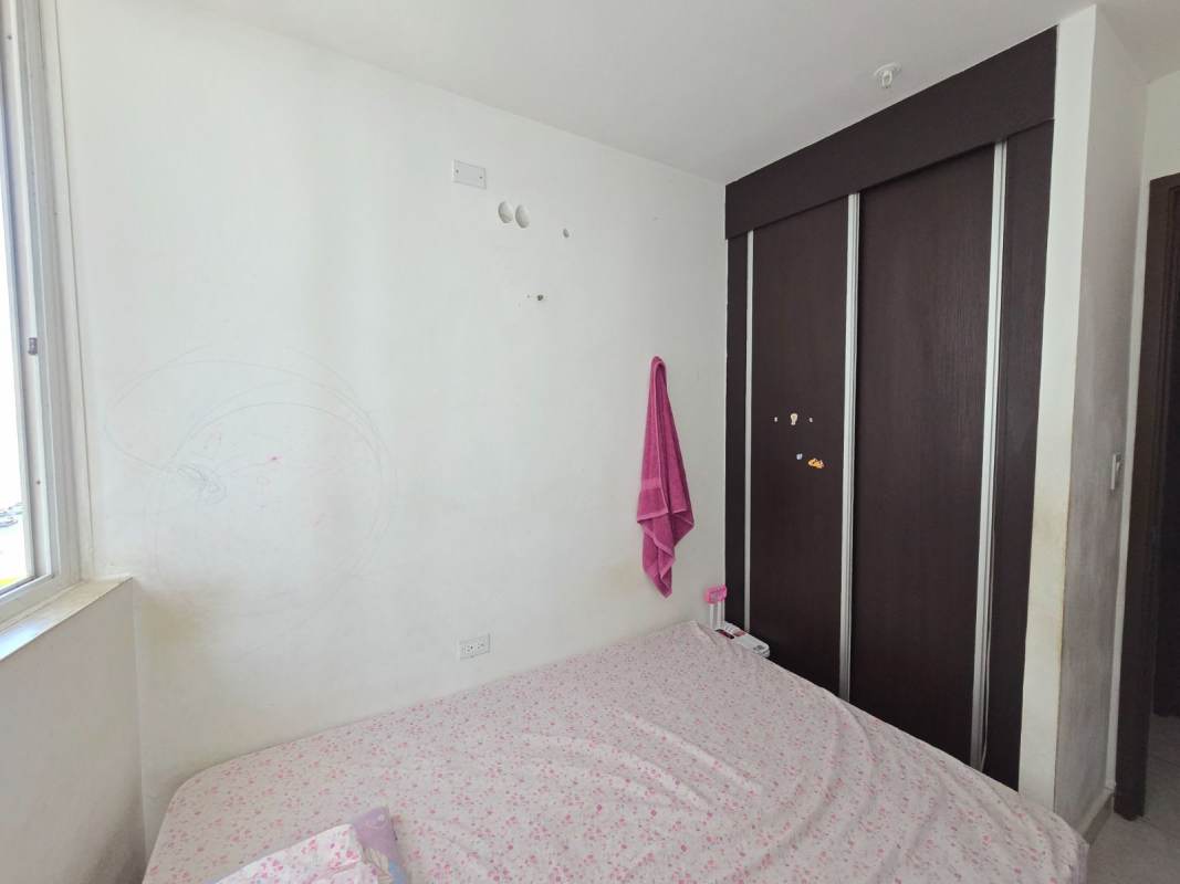 Bedroom space with wardrobe and city skyline view in PH Bay View Panama