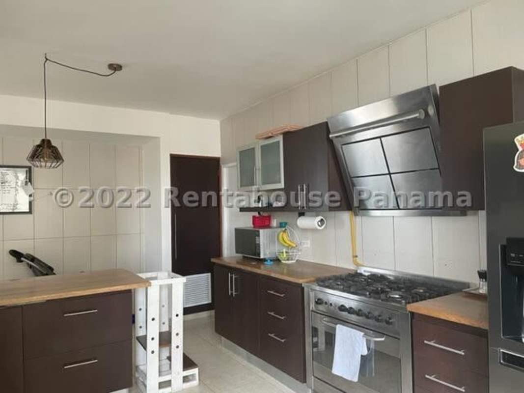 Oceanfront balcony terrace overlooking Panama Bay PH Ocean Club Punta Pacífica