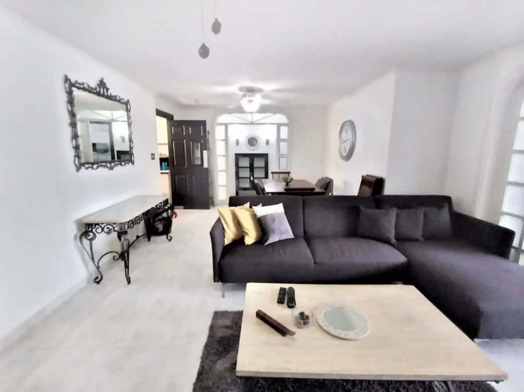 Dining area with ocean backdrop in furnished Punta Paitilla apartment