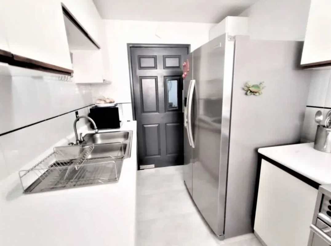 Enclosed balcony with ocean and skyline views fully furnished PH Perla del Pacífico Punta Paitilla Panama