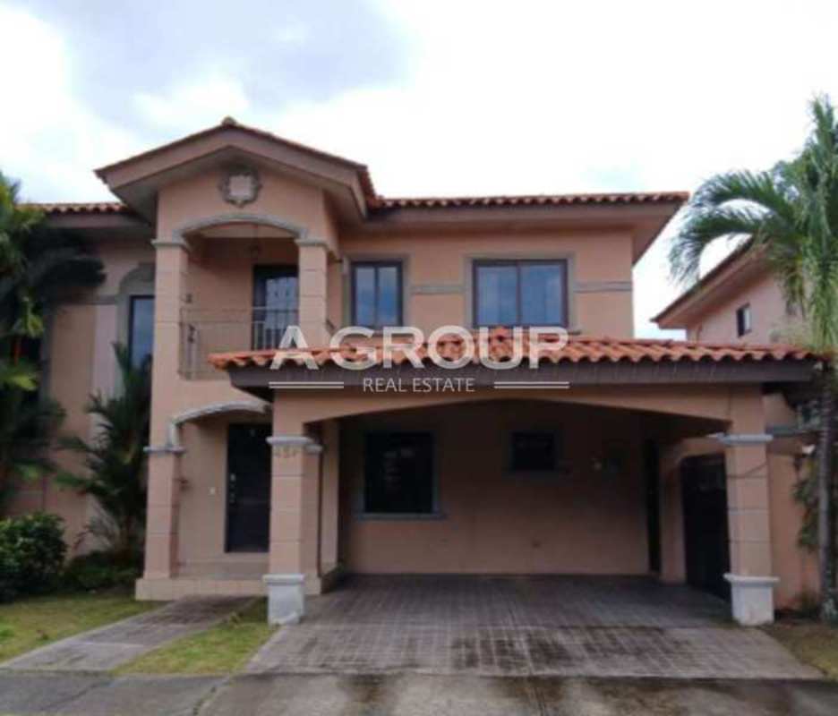 Living room with sliding glass doors and wooden flooring PH Versalles I Panama City