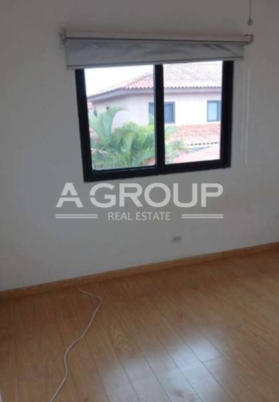 Secondary bedroom with wood floors and large window family house PH Versalles I Panama