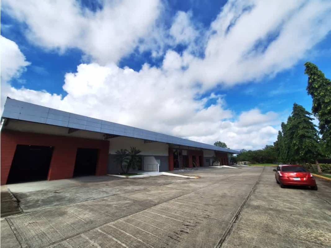 Large industrial warehouse exterior with multiple truck bays in Panama City