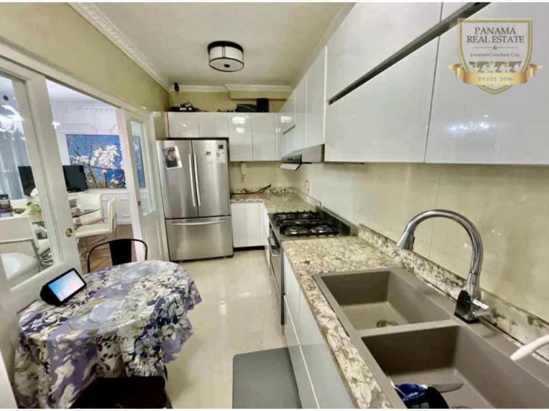 Modern dining room with glass table, chandelier, balcony access PH Luxor El Cangrejo