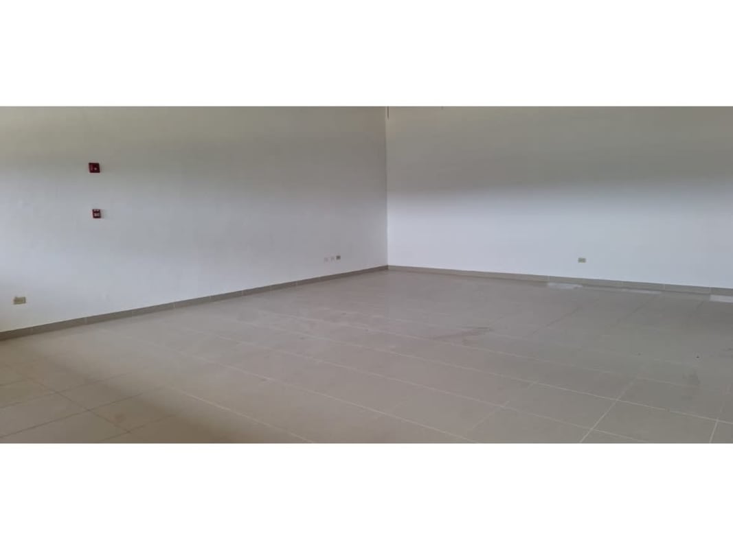 Empty mezzanine floor inside warehouse suitable for offices in Juan Díaz Panama