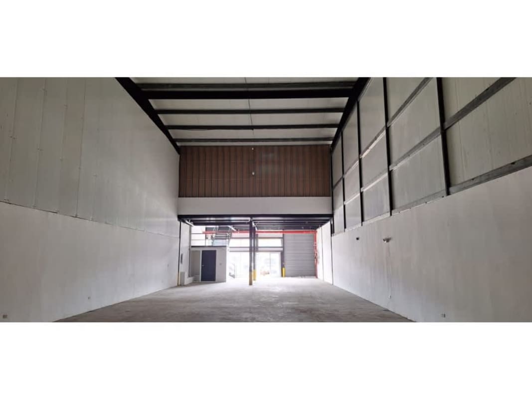 Warehouse unit with large roll-up loading door and parking area at Juan Díaz Panama