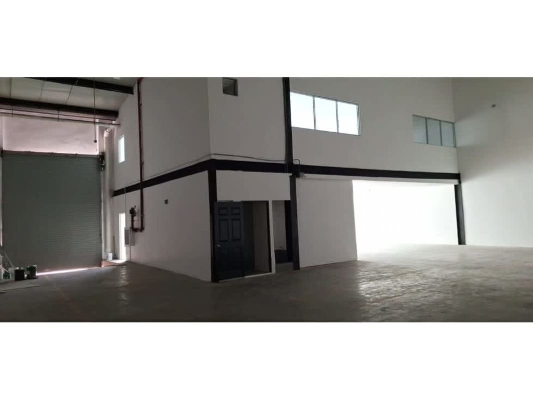 Empty warehouse with high ceiling, large industrial door, mezzanine level Tocumen Panama
