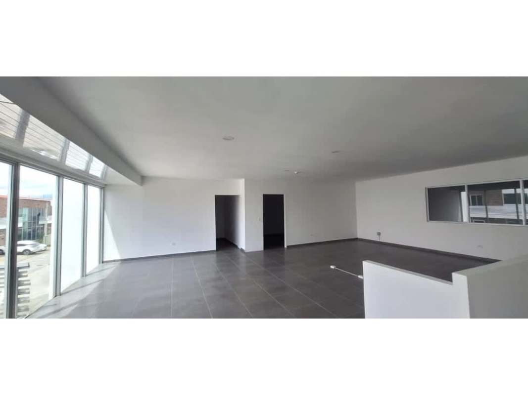 High-clearance open warehouse interior with rolling door, office mezzanine, ideal for storage in Tocumen Panama