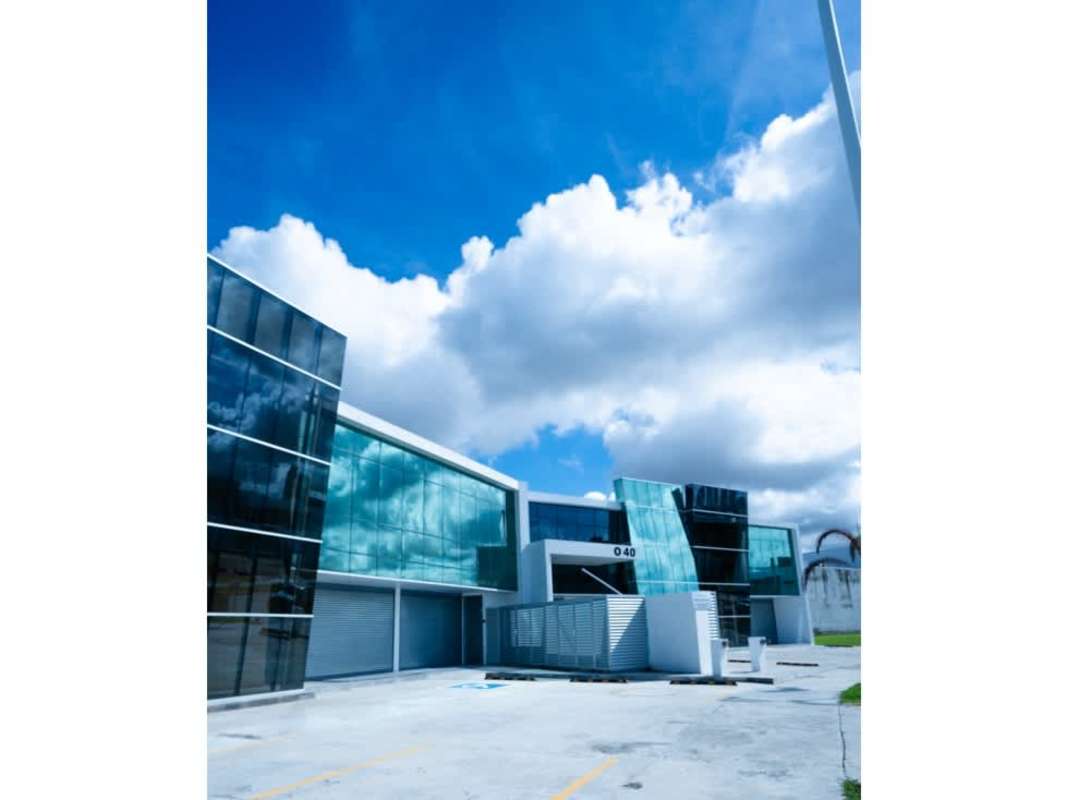 Spacious empty warehouse featuring high steel ceiling, fire safety equipment in Panama City