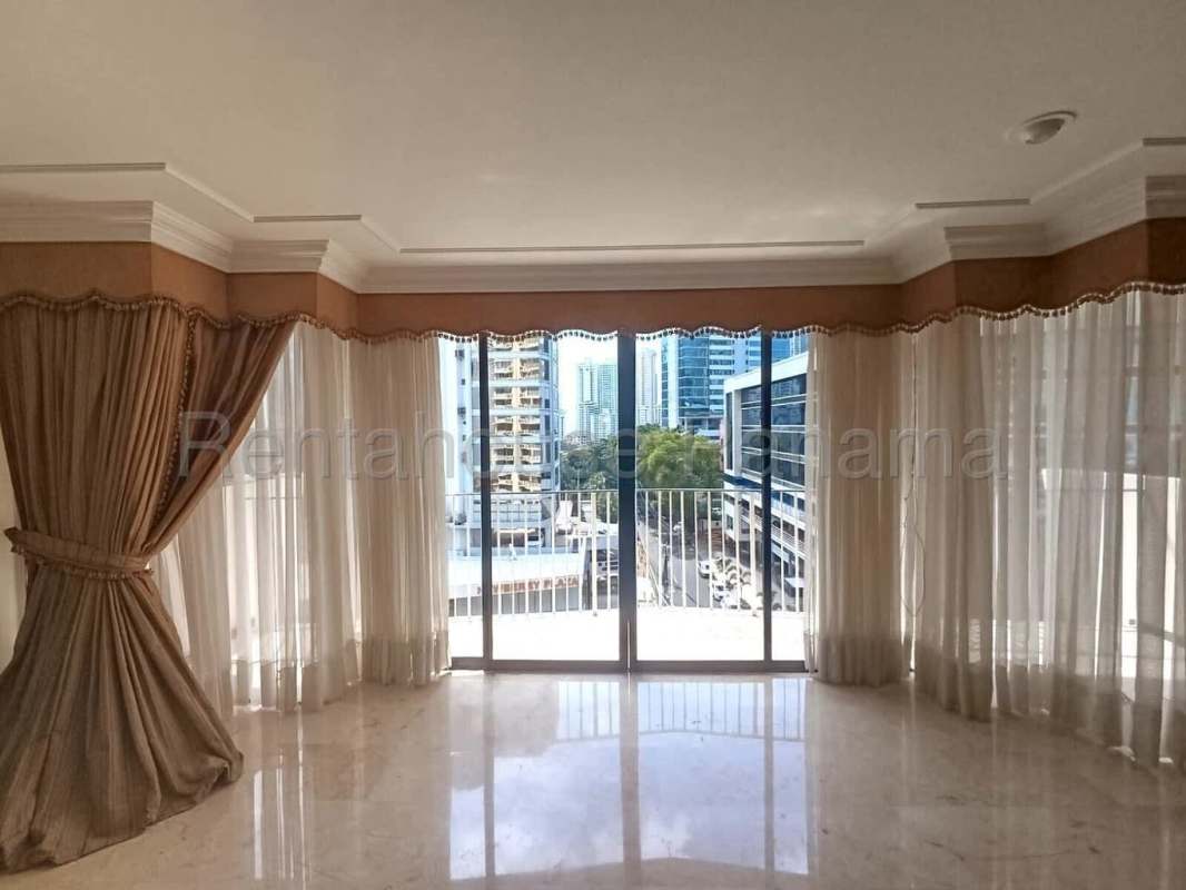 Remodeled kitchen with white cabinets and granite counters in PH Diplomático Obarrio Panama