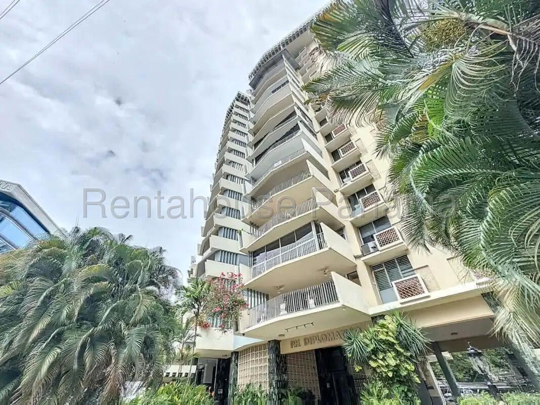 Spacious bedroom with large windows and closets at PH Diplomático Obarrio Panama