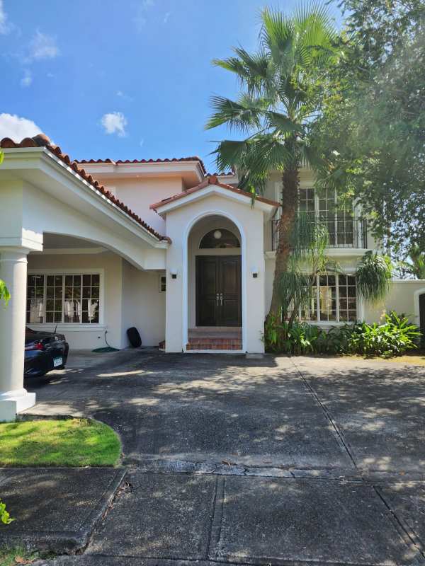 Bright breakfast nook with round table, garden view and glass doors to terrace Costa del Este