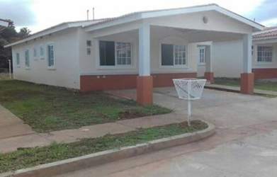 House frontage with carport, front yard, and windows in Nuevo Chorrillo Arraiján Panama