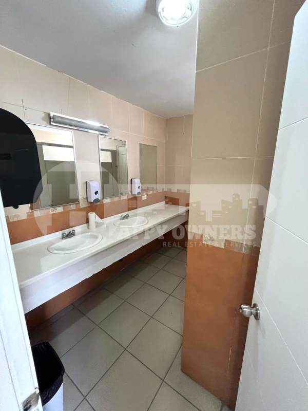 Bedroom with split inverter AC, built-in closet, tile flooring in PH Mar del Sur