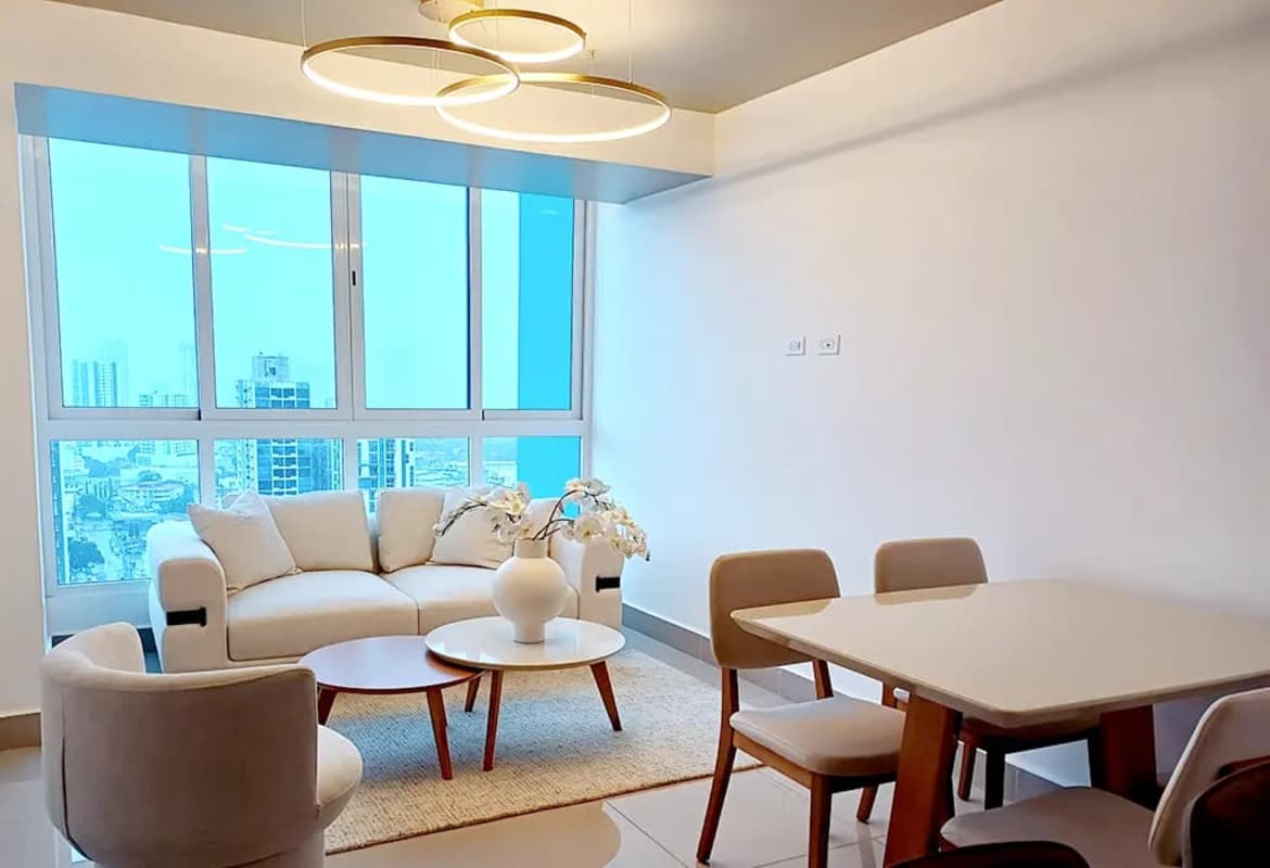 Bright bedroom in PH T7 with ceramic floors, natural light and built-in closet space