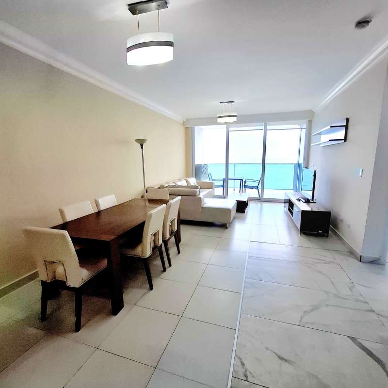 Second bedroom with twin beds, AC, and city skyline view at PH Waters Panama