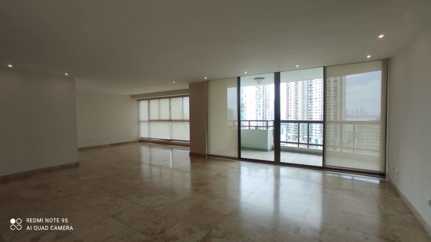 Spacious modern kitchen with granite countertops and appliances in PH Ocean Park Punta Pacífica