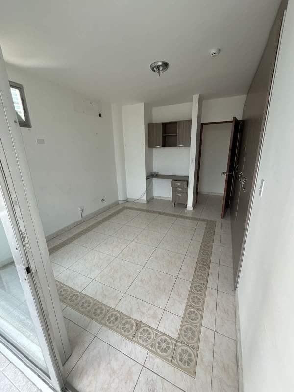 Large master bedroom with en-suite bath PH Dveaux San Francisco Panama City