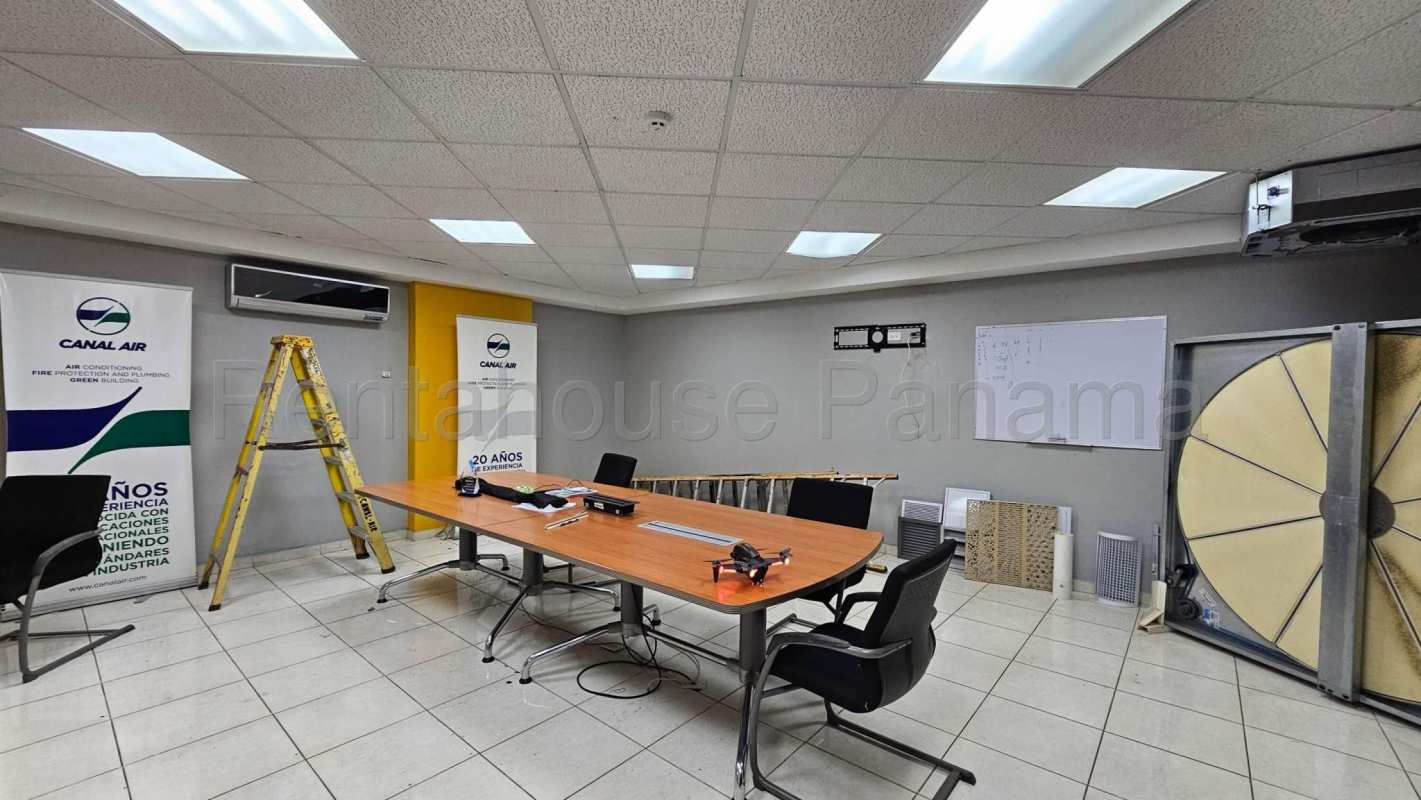 Commercial front of warehouse with ample parking space in Llano Bonito Panama