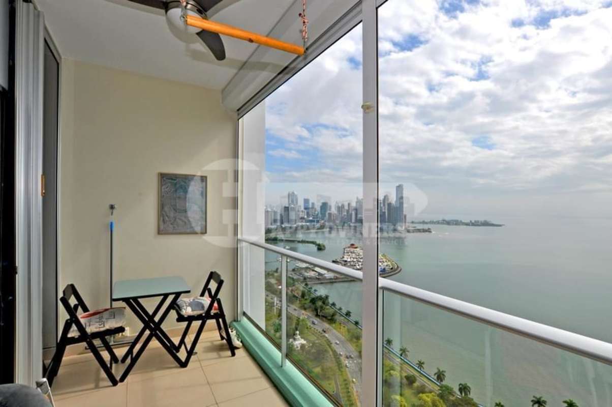 Fully equipped modern kitchen with granite countertops in PH Destiny Avenida Balboa Panama City