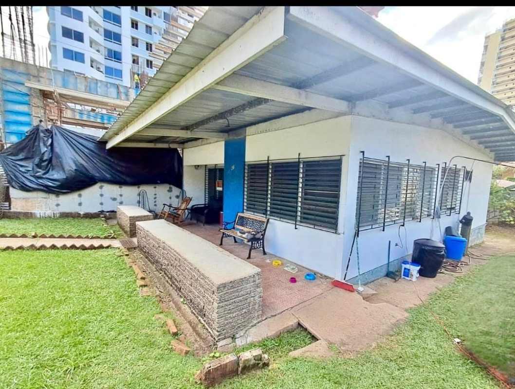 Expansive backyard with patio, garden plants, and carport in central Panama City