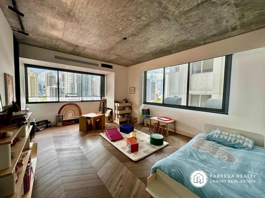 Children's bedroom with large windows, urban skyline views, Premier Loft Panama