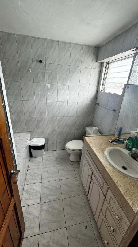 Traditional bathroom with bathtub tiled walls pedestal sink PH Luz Panama City