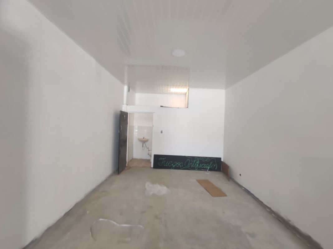 Open interior retail or office space with ceramic floor and high ceiling in PH Plaza Lefevre Panama City