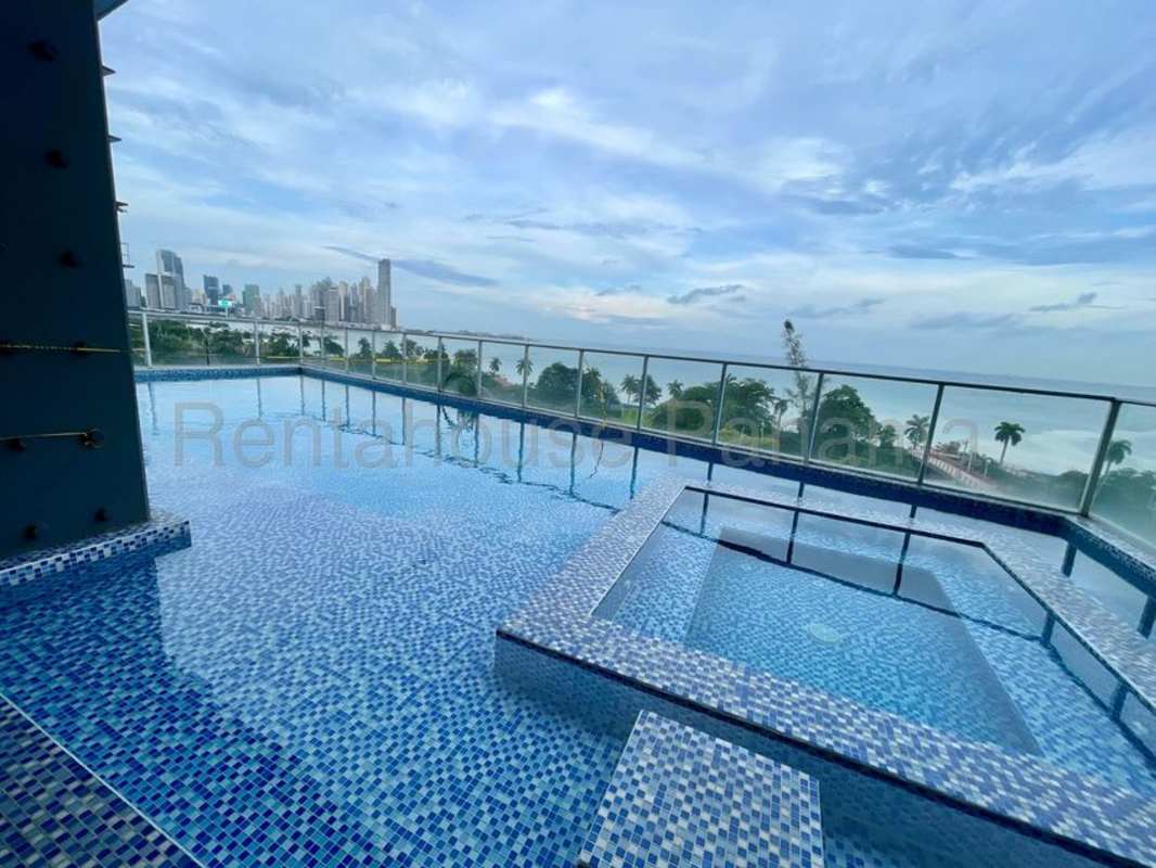 Infinity rooftop pool with ocean and skyline view at PH Element Panama.
