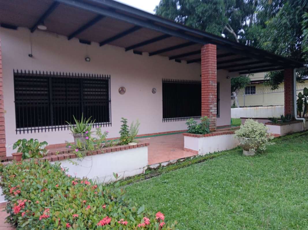 Spacious front yard with garden, porch and brick columns house for sale Villa Zaita Panama