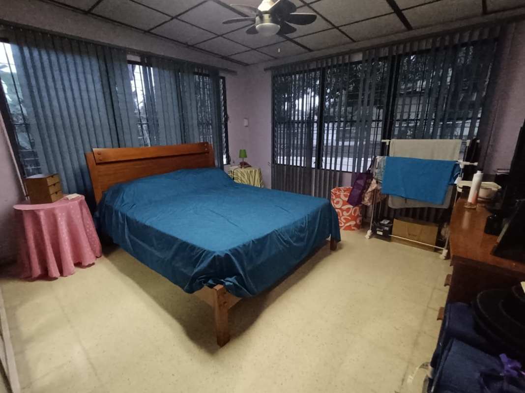 Large bedroom with big windows, ceiling fan, vertical blinds, tiled ceiling and ceramic floor in house for sale Villa Zaita Panama