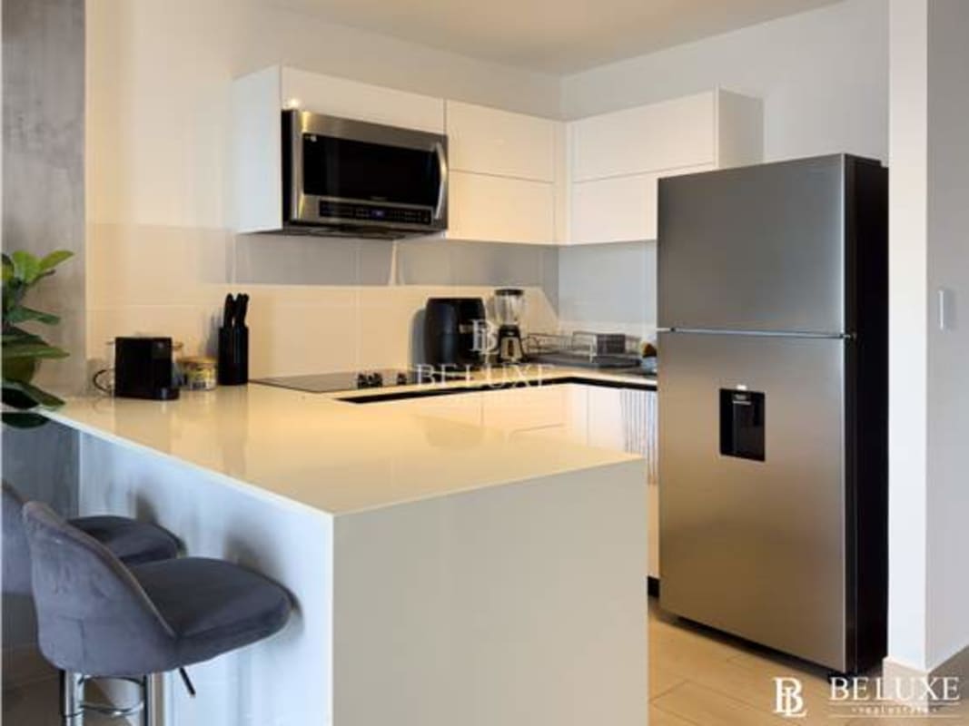 Fully equipped modern kitchen with quartz countertop in PH Living 73 Panama City