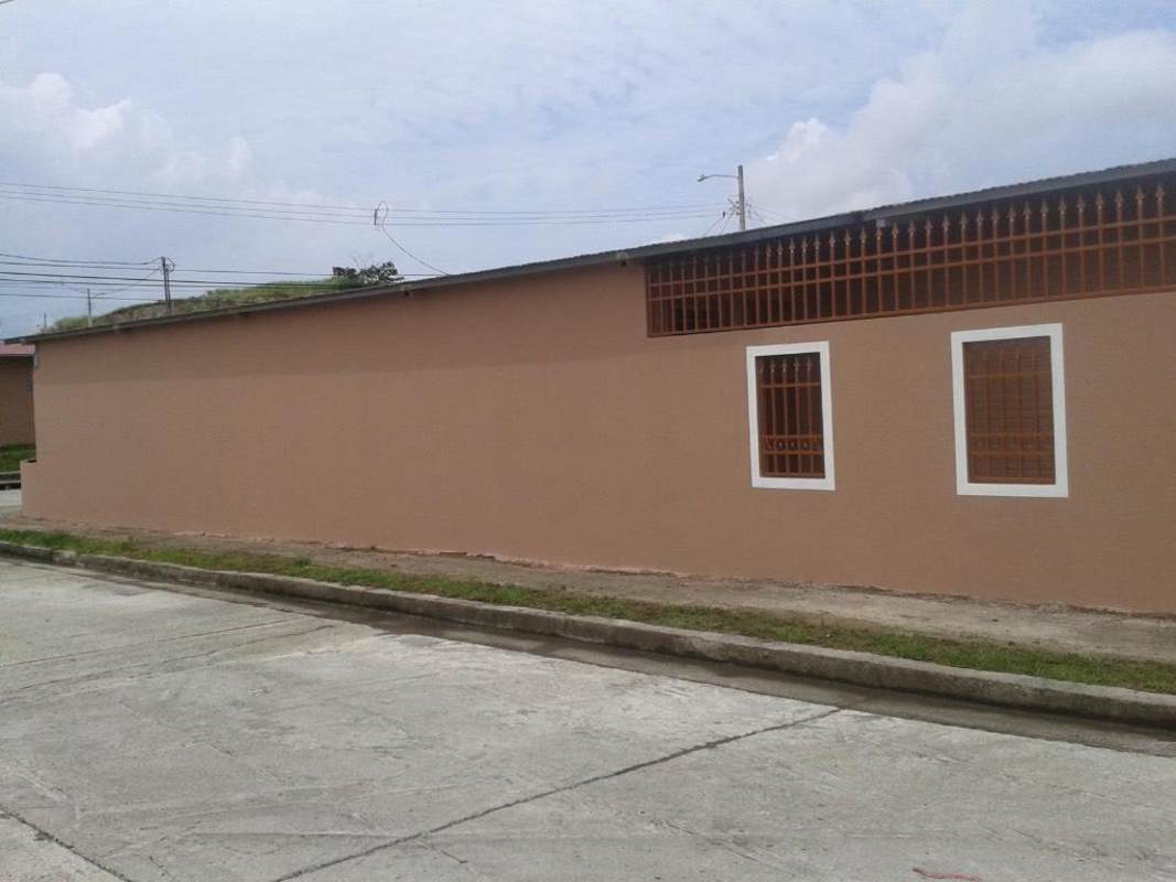 Narrow yard with gated metal fence and window bars in Villa Zaita Plaza Valencia Panama