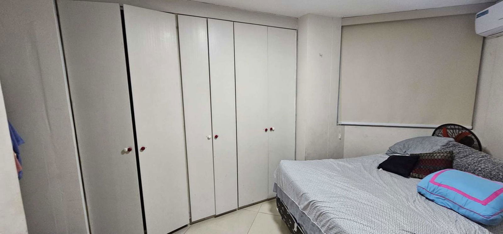 Bathroom with modern tiles, walk-in shower, sink vanity PH San Fernando Via España Panama City