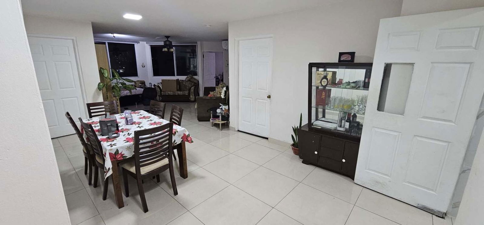 Bedroom with built-in closet, split AC and ceramic floor in PH San Fernando Via España Panama