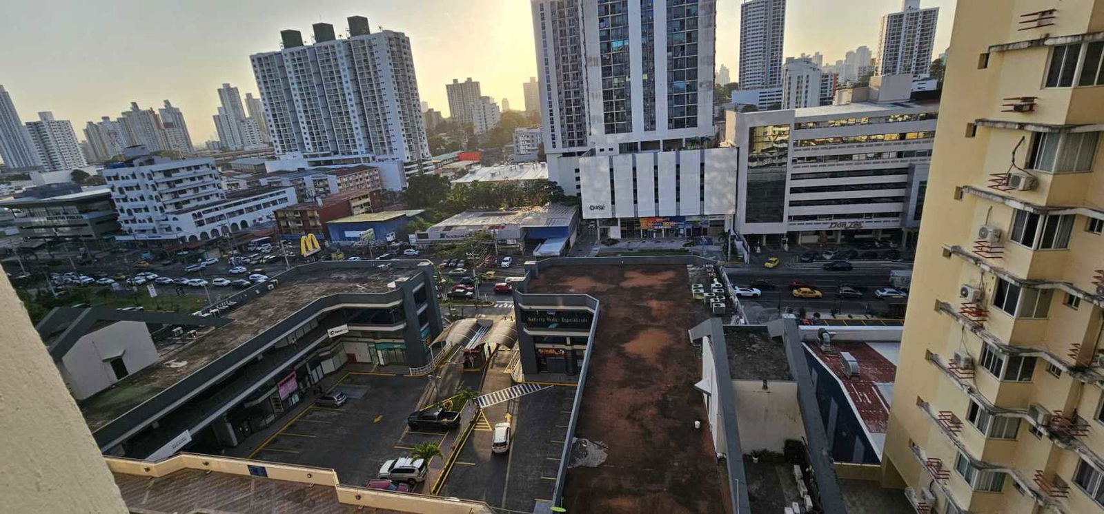 Master bedroom with split AC, built-in closet, ensuite bath in PH San Fernando Via España Panama City