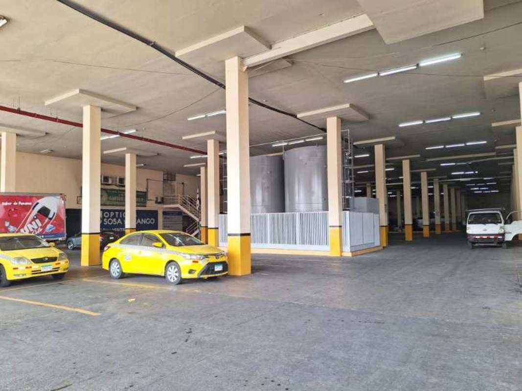 Indoor warehouse with storage tanks and taxi parking Victoriano Lorenzo San Miguelito