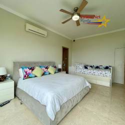 Family bedroom with crib, AC, fan, at Bijao PH Balboa VI Panama