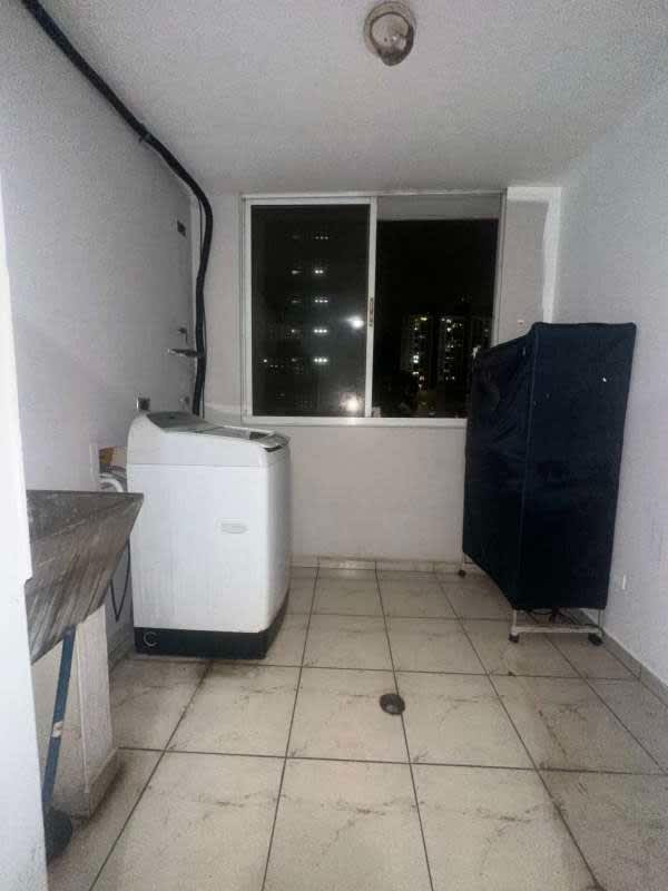 Kitchen with stove, fridge, microwave, cabinets PH Park View La Loma Panama