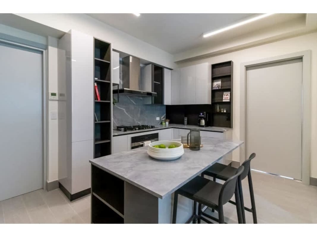 Modern kitchen with marble island and stainless steel appliances in PH The Ivy Panama