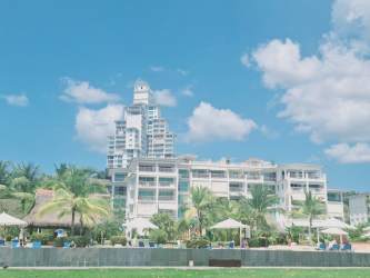 Spacious kitchen with island and appliances PH Bijao Residences Balboa II Panama